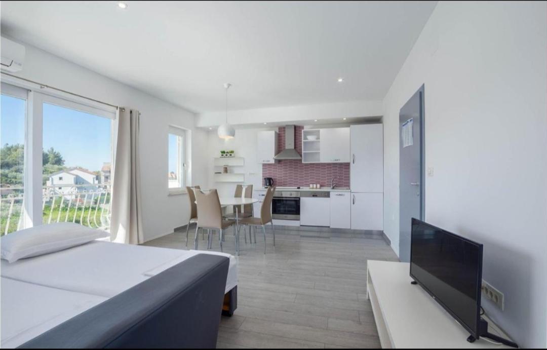 Apartment Nina Podstrana Bagian luar foto